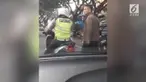 Video pemukulan anggota TNI AD kepada polisi lalu lintas di Pekanbaru viral. Mabes TNI AD membenarkan insiden tersebut.