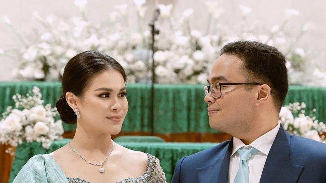 Chen Giovani dilamar kekasihnya di Bali. Keduanya memutuskan untuk menikah di bulan September.