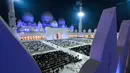 Umat muslim berdoa di halaman Masjid Agung Sheikh Zayed di Abu Dhabi, Uni Emirat Arab, Sabtu (1/6/2019). Umat muslim memanjatkan doa-doa jelang berakhirnya Ramadan untuk mendapatkan Lailatul Qadar atau malam yang lebih baik dari seribu bulan. (KARIM SAHIB/AFP)