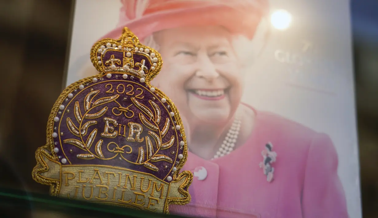 Suvenir dipajang di etalase toko, untuk merayakan ulang tahun ke-70 naik takhta Ratu Elizabeth dari Inggris, di London, Minggu, 6 Februari 2022. (AP Photo/Alberto Pezzali)