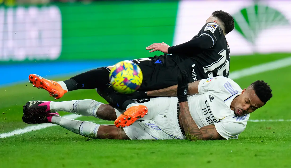 Pemain Real Sociedad Diego Rico (atas) berebut bola dengan pemain Real Madrid Eder Militao pada pertandingan sepak bola Liga Spanyol di Stadion Santiago Bernabeu, Madrid, 29 Januari 2023. Pertandingan berakhir imbang 0-0. (AP Photo/Manu Fernandez)