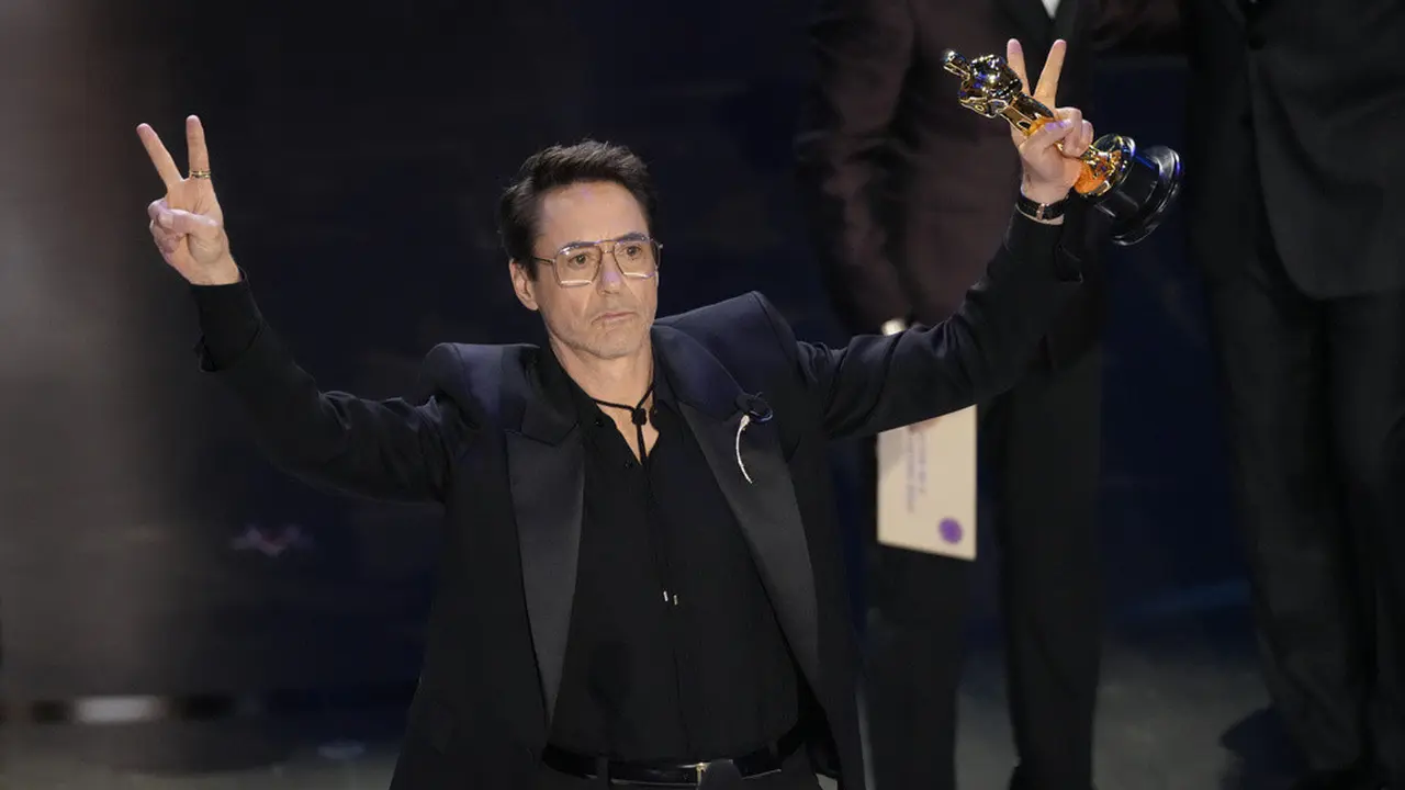 Robert Downey Jr dalam Piala Oscar 2024. (AP Photo/Chris Pizzello)