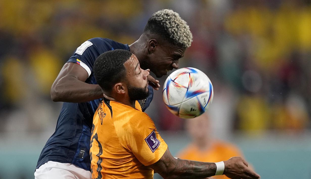 <p>Bek Ekuador, Felix Torres berebut bola dengan penyerang Belanda, Memphis Depay pada pertandingan grup A Piala Dunia 2022 Qatar di Stadion Internasional Khalifa di Doha, Qatar, Jumat (25/11/2022). Dengan hasil imbang ini, Belanda dan Ekuador berhasil mengumpulkan empat poin di klasemen. (AP Photo/ Martin Meissner)</p>