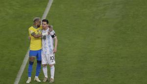 Neymar dan Lionel Messi berpelukan sebelum pertandingan sepak bola Final Copa America 2021 yang berlangsung di Stadion Maracana, Rio de Janeiro, Brasil, Sabtu (10/07/2021). (AP/Silvia Izquierdo)