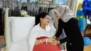 Kebahagiaan semakin bertambah ketika Titi dijenguk oleh sahabatnya, Laudya Cynthia Bella. Tidak didampingi sang suami, Engku Emran, Bella datang sendirian menjenguk Titi dan buah hatinya. (Instagram/titi_kamal)