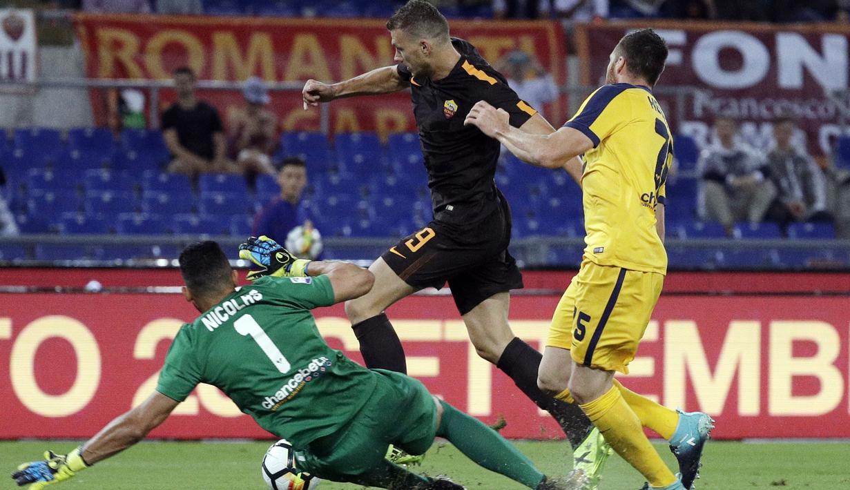 Aksi pemain AS Roma, Edin Dzeko melewati adangan pemain Hellas Verona pada lanjutan Serie A di Olympic stadium, Roma, (16/9/2017). Roma menang 3-0. (AP/Andrew Medichini)