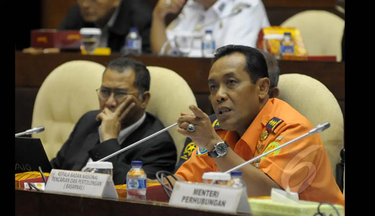 Kepala Basarnas, Bambang Soelistyo hadir dalam rapat kerja dengan Komisi V DPR terkait perkembangan SAR Pesawat AirAsia QZ8501 di Gedung DPR, Senayan, Jakarta, Selasa (20/1/2015). (Liputan6.com/Andrian M Tunay)