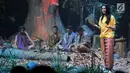 Maudy Koesnaedi memainkan teater bertajuk Beralas Bumi, Beratap Langit di Gedung TVRI, Jakarta, Jumat (27/9/2019). Teater tersebut menceritakan tentang kekayaan alam dan budaya Orang Rimba di Taman Nasional Bukit Dua Belas, Jambi disutradarai Wawan Sofwan. (Liputan6.com/Faizal Fanani)