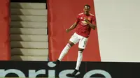 Penyerang Manchester United, Anthony Martial berselebrasi usai mencetak gol ke gawang LASK pada pertandingan leg kedua babak 16 besar Liga Europa di Stadion Old Trafford, Inggris (6/8/2020). MU menang 2-1 atas LASK dan melaju ke perempat final.  (AP Photo/Dave Thompson)