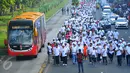 Sepanjang jalan merdeka dipadati peserta jalan sehat memperingati ke-70 Hari Bakti Postel, Jakarta, Minggu (8/11/2015). Acara ini digelar Kemkominfo untuk mengenang jasa para pahlawan telekomunikasi Indonesia. (Liputan6.com/Faisal R Syam) 