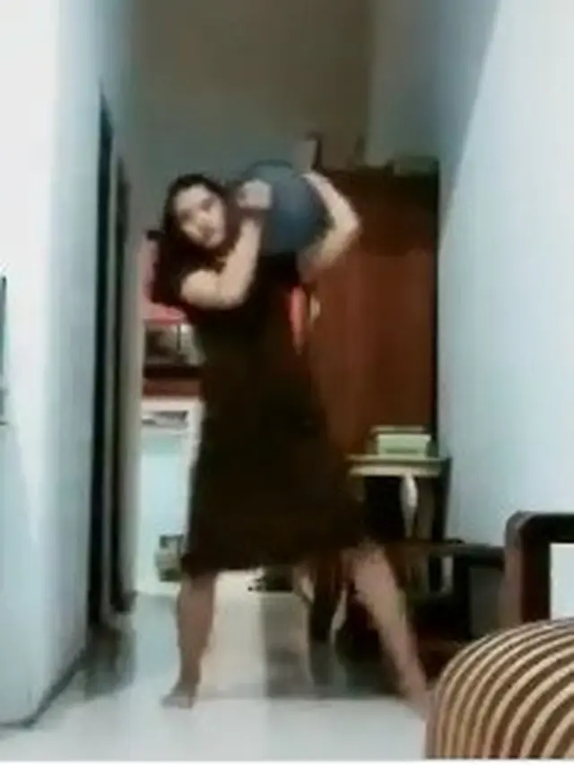 wanita angkat galon dengan cara tak biasa