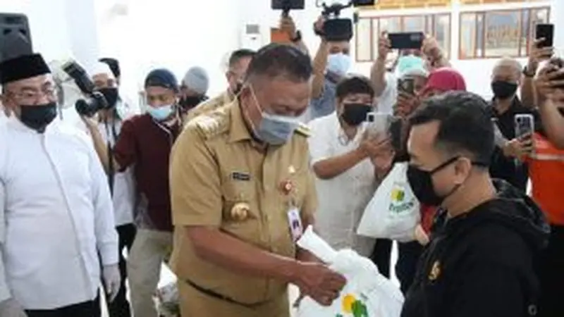 Gubernur Sulut Olly Dondokambey menyalurkan langsung bantuan tersebut di Masjid Raya Ahmad Yani, Manado, Selasa (4/5/2021).