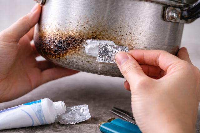 Cara Menambal Dandang Bocor dengan Pasta Gigi dan Kertas Timah