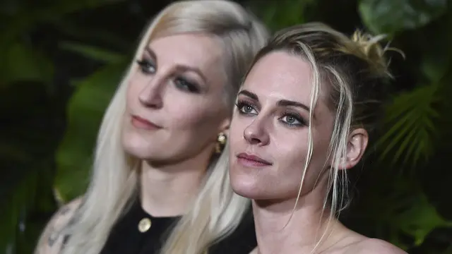 Dylan Meyer dan Kristen Stewart pada 2022. (Jordan Strauss/Invision/AP)