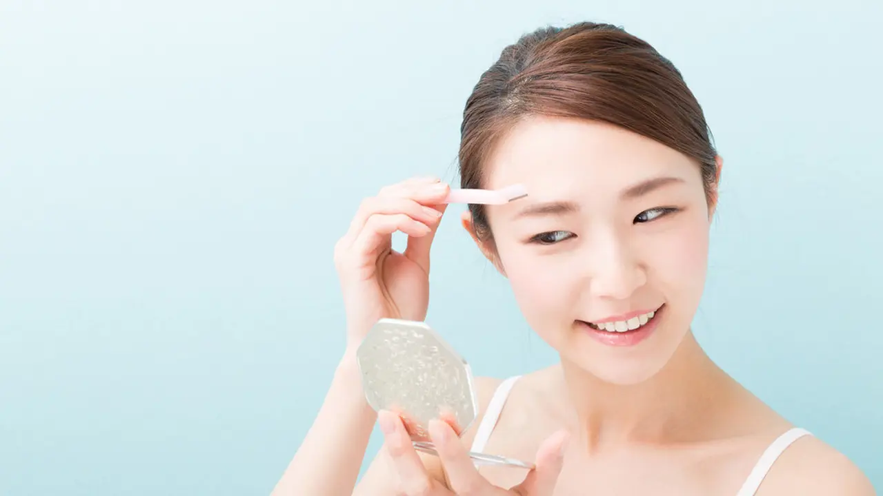 Tips Ciptakan Bentuk Alis yang On Point, Maksimalkan dengan Penggunaan Concealer Yuk!