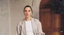 <p>Long Blazer berwarna nude dengan inner berwarna putih akan membuatmu terlihat cantik dan elegan. (instagram/gal_gadot)</p>