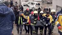 Petugas pemadam kebakaran membawa jenazah seorang korban di Diyarbakir, Turki tenggara, Senin, 6 Februari 2023. Gempa kuat yang melanda Turki tenggara dan Suriah utara telah menewaskan lebih dari 640 orang dengan ratusan lainnya luka-luka. Jumlah korban diperkirakan akan meningkat karena tim penyelamat mencari korban tewas dan korban selamat di puluhan bangunan yang runtuh di seluruh wilayah. (AP Photo/Mahmut Bozarsan)