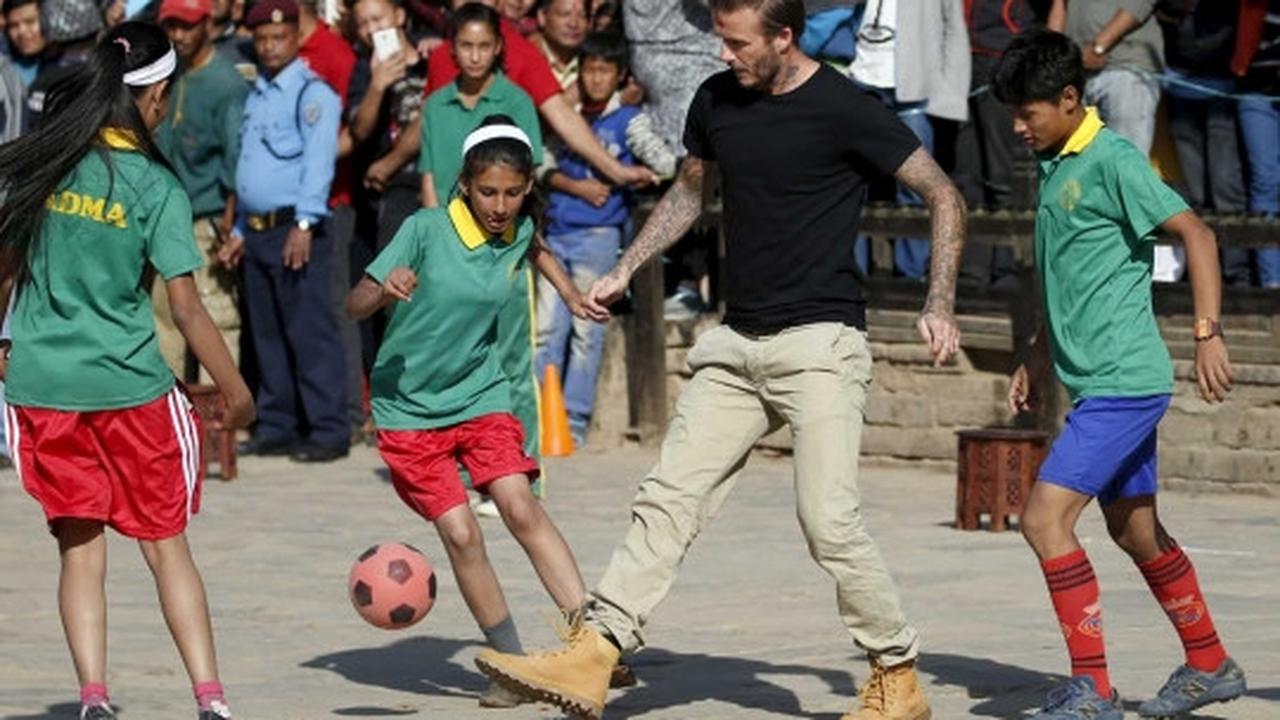 Keceriaan David Beckham main bola dengan anak-anak di Nepal