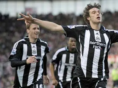 Newcastle United's Andy Carroll celebrates scoring his side's equalizing goal during English Premier League match between Stoke City and Newcastle United at Britannia Stadium, on April 11, 2009. AFP PHOTO/Olly Greenwood