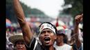 Seorang pengunjuk rasa menyampaikan orasi di depan kantor Kementerian Kelautan dan Perikanan, Kamis (26/2). Massa menolak Permen larangan penggunaan cantrang, atau jenis trawl yang telah dimodifikasi untuk menangkap ikan. (Liputan6.com/Faizal Fanani)