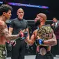 Adriano Moraes (kiri) akan bertemu Demetrious Johnson (kanan) dalam laga puncak ONE Fight Night 10 di Amerika Serikat pada 6 Mei 2023. (ONE Championship)