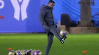 Pelatih AC Milan asal Portugal, Sergio Conceicao, memimpin sesi latihan di Riyadh pada 2 Januari 2025, menjelang pertandingan semifinal Piala Super Italia melawan Juventus. (Fayez NURELDINE/AFP)