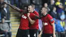 Striker Danny Welbeck merayakan gol  kedua dan gol keempat timnya dengan Phil Jones dan Tom Cleverley di Stadion Libert, pada 17 Agustus 2013. (AFP/Ian Kington)