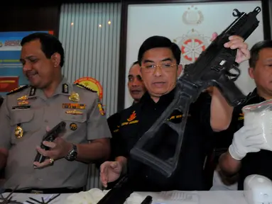 Direktorat Tindak Pidana Narkoba Mabes Polri Jakarta, Jumat (6/3/2015), menangkap pengedar narkoba jaringan internasional. Tampak Brigjen Pol Anjan Pramuka Putra (tengah) memperlihatkan senjata yang berhasil mereka amankan(Liputan6.com/Faisal R Syam)