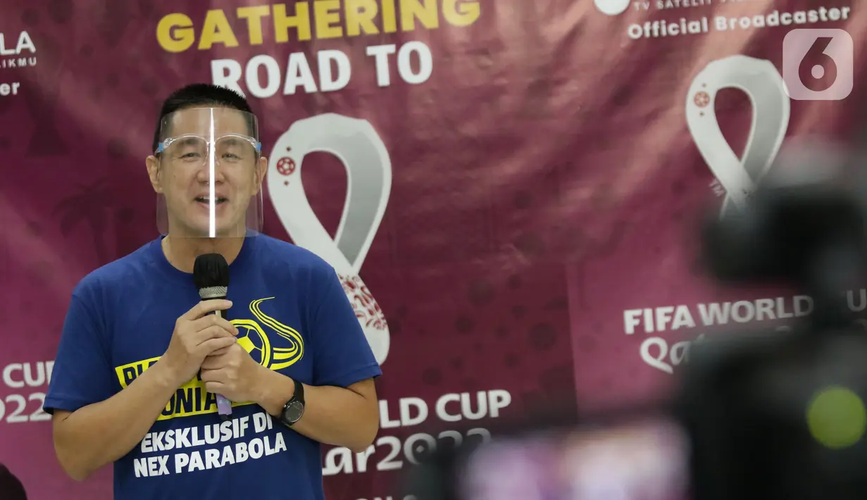 Direktur Nex Parabola, Junus Koswara saat mengumumkan Nex Parabola sebagai pemegang hak siar jalur tv digital satelit Piala Dunia 2022 Qatar, Jakarta, Kamis (24/3/2022). Junus Koswara menjelaskan hal terkait hak siar jalur tv digital satelit Piala Dunia 2022 Qatar. (Liputan6.com/Helmi Fithriansyah)