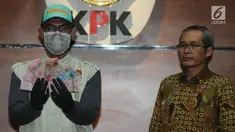 Petugas dan Wakil Ketua KPK Alexander Marwata menunjukkan barang bukti hasil Operasi Tangkap Tangan di Yogyakarta saat konferensi pers di Jakarta, Selasa (20/8/2019). KPK menetapkan dua jaksa dan seorang pengusaha sebagai tersangka dalam OTT pada Senin (19/8) di Yogyakarta. (merdeka.com/Dwi Narwoko)