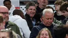 Musisi Inggri, Noel Gallagher, menyaksikan pertandingan Premier League antara Everton dan Manchester City di Stadion Hill Dickinson di Liverpool pada 4 Mei 2026. (PETER POWELL/AFP)