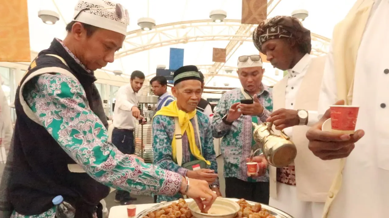 Jemaah haji Indonesia memakai batik saat akan kembali ke Indonesia dari Bandara Prince Mohammed bin Abdulaziz, Madinah. Darmawan/MCH