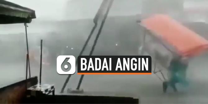 VIDEO: Detik-Detik Pedagang Terseret Angin Kencang