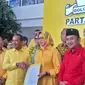 Partai Golkar resmi memberikan surat rekomendasi kepada Airin Rachmi Diany dan Ade Sumardi untuk maju Pemilihan Gubernur (Pilgub) Banten 2024. Ketua Umum Partai Golkar Bahlil Lahadalia menyerahkan surat rekomendasi kepada Airin-Ade di Kantor DPP Partai Golkar Jakarta, Selasa (27/8/2024). (Liputan6.com/Lizsa Egaham)