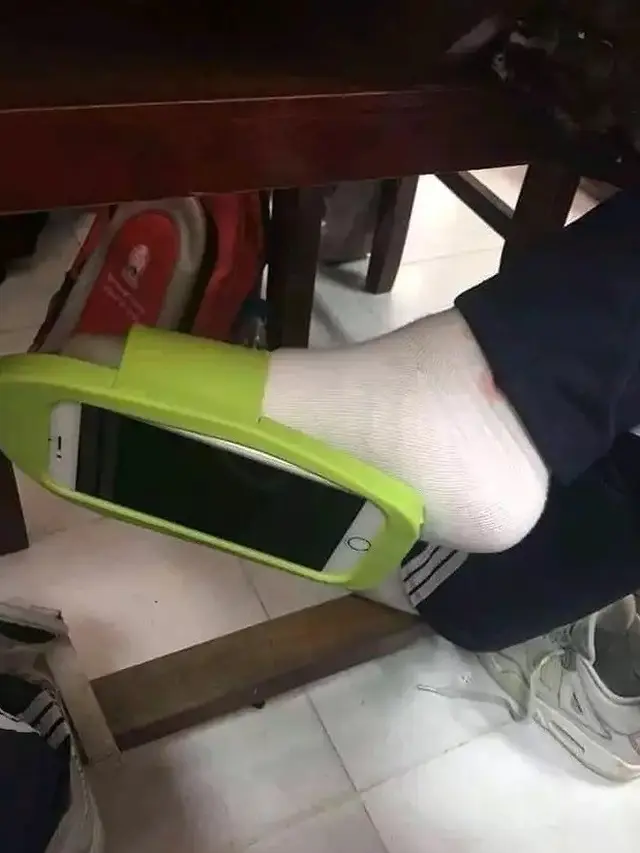 6 Tingkah Murid Saat Bawa Contekan Ini Enggak Habis Pikir, Banyak Akal