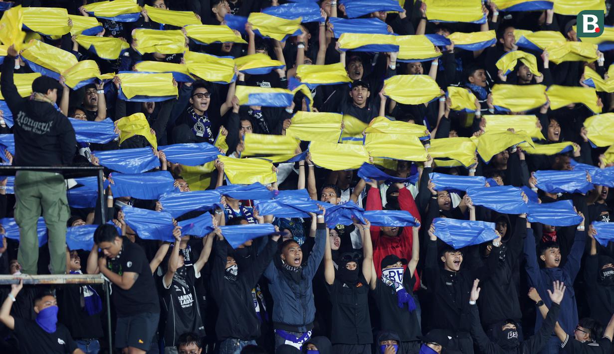 Puluhan ribu bobotoh yang memadati Stadion Si Jalak Harupat bersorak hingga bernyanyi bersama sepanjang laga. (Bola.com/M Iqbal Ichsan)