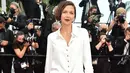 Maggie GYLLENHAAL, aktris Amerika, mengenakan blus satin putih, dan rok tulle sutra hitam panjang dari koleksi Haute-Couture Spring-Summer 2021.  (CHANEL)