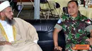 Citizen6, Lebanon: Komandan Indobatt Letkol Inf Suharto Sudarsono menerima tokoh agama Islam Sunni, Syeikh Jihad Saadi, di ruang tamu Markas Batalyon, UN Posn 7-1, Adhsid al Qusayr, Lebanon Selatan, Rabu (18/7). (Pengirim: Badarudin Bakri).