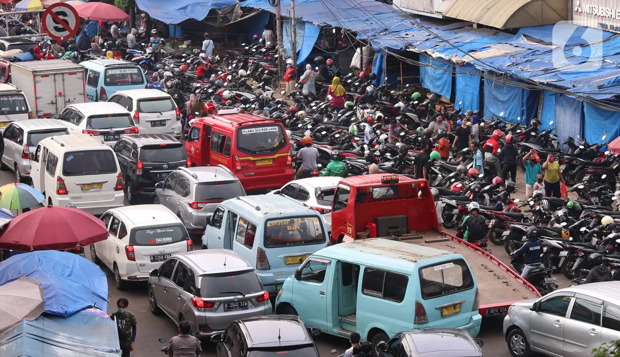 Suasana kendaraan yang terjebak kemacetan di Pasar Kebayoran Lama, Jakarta, Jumat (22/5/2020). Meski DKI Jakarta tengah memberlakukan PSBB, masih banyak masyarakt yang menyerbu Pasar Kebayoran Lama untuk berbelanja kebutuhan Lebaran. (Liputan6.con/Angga Yuniar)