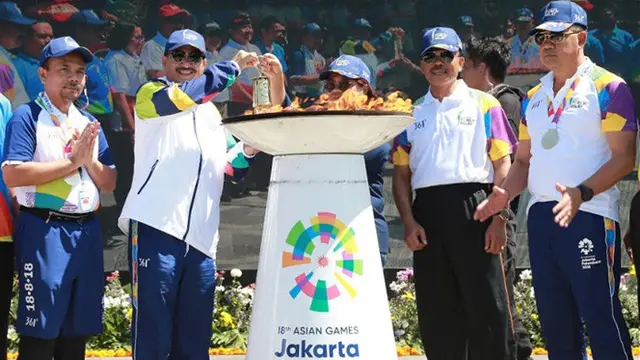 Komisaris Utama Bank BRI Bawa Obor Asian Games 2018 Menuju Lapangan Puputan Renon