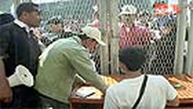 Antrean Penukaran Tiket Mengular