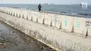 Suasana perbatasan laut dan daratan di kawasan Muara Baru, Jakarta Utara, Selasa (30/7/2019). Naiknya permukaan air laut selama bertahun-tahun menyebabkan kawasan tersebut terendam banjir hingga menyatu dengan lautan. (Liputan6.com/Immanuel Antonius)