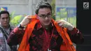 <p>Gubernur Jambi nonaktif Zumi Zola Zulkifli mengenakan rompi oranye tiba untuk menjalani pemeriksaan lanjutan di KPK, Jakarta, Jumat (6/7). Zumi Zola diperiksa terkait dugaan suap pengesahan R-APBD Pemprov Jambi 2018. (Merdeka.com/Dwi Narwoko)</p>