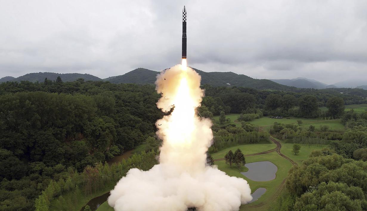 <p>Uji coba Rudal balistik antarbenua Hwasong-18 bertujuan untuk menegaskan kredibilitas teknis dan keandalan operasional sistem senjata Pyongyang. (Korean Central News Agency/Korea News Service via AP)</p>