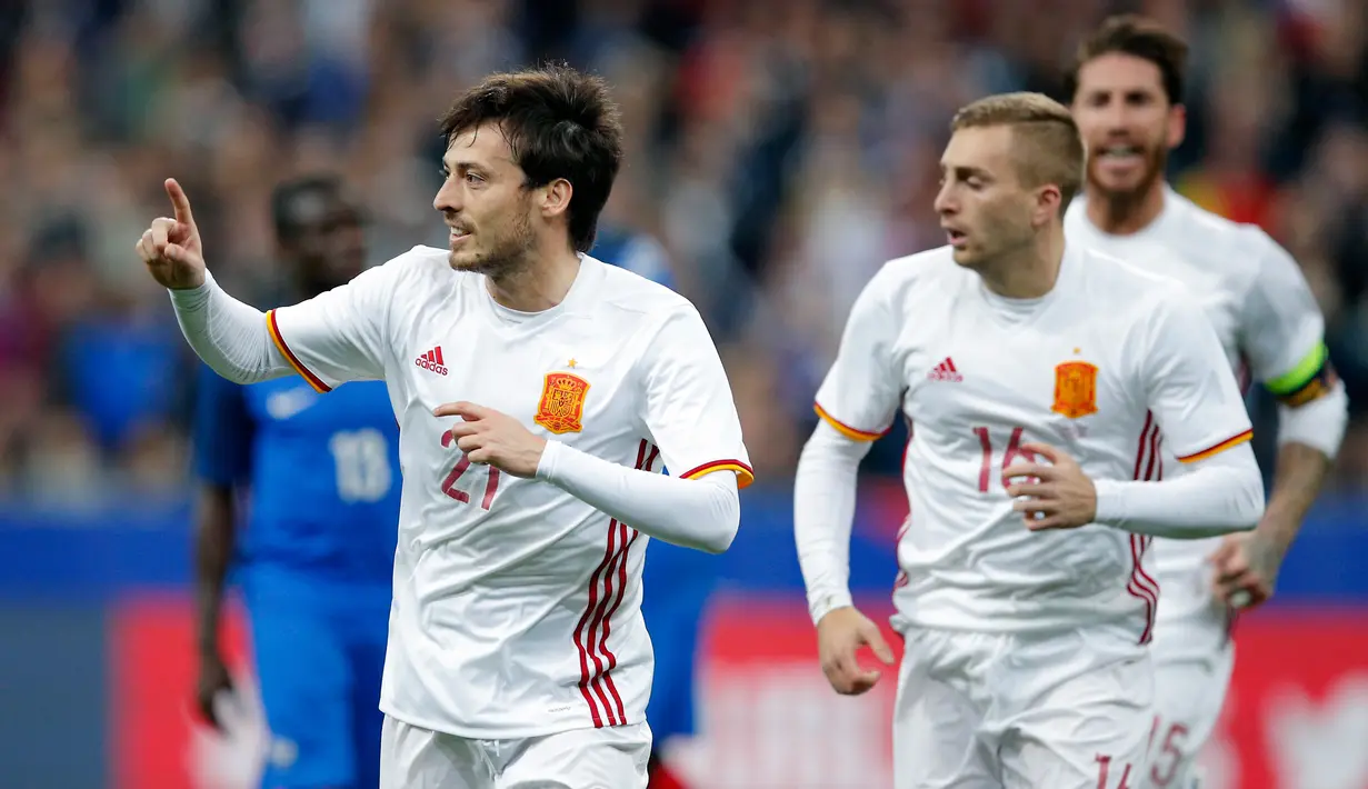 Gelandang Spanyol, David Silva melakukan selebrasi usai mencetak gol ke gawang Prancis pada laga persahabatan di Paris, (29/3). Spanyol menang atas Prancis dengan skor 2-0. (AP Photo / Christophe Ena)