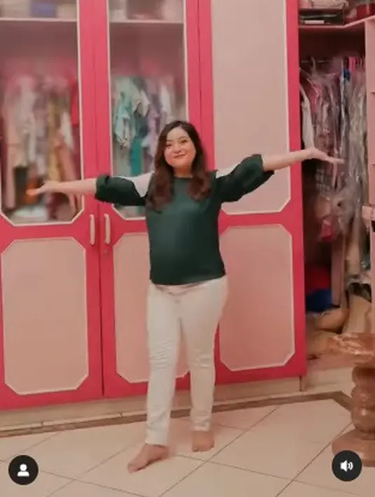 Ini adalah ruang Tasya menyimpan wardrobenya. Nuansa merah muda begitu menggamberkan sosoknya yang ceria. [Foto: Instagram/@tasyakamila]