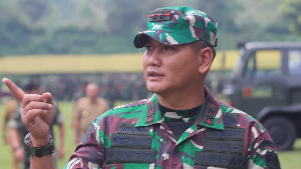 Pakai Seragam Lengkap, Mayjen Kunto Arief Asyik Nonton Atraksi Ekstrem Tong Setan Bareng Ibu Persit