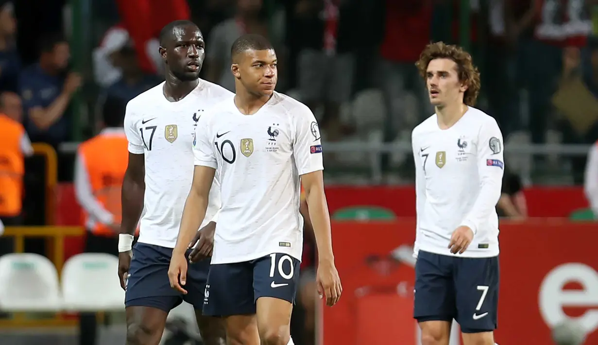 Para pemain Prancis tampak lesu usai ditaklukkan Turki pada laga kualifikasi Piala Eropa 2020 di Stadion Buyuksehir Belediyesi, Minggu (9/6). Turki menang 2-0 atas Prancis. (AFP/Adem Altan)