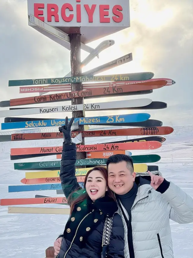Naik Gunung Erciyes, Ini 7 Momen Mesra Liburan Femmy Permatasari di Turki
