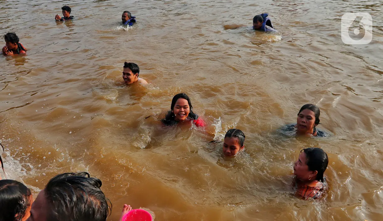 Ratusan warga yang ikut tradisi turun temurun itu rata-rata anak-anak, remaja, ibu rumah tangga, dan bapak-bapak. (Liputan6.com/Angga Yuniar)